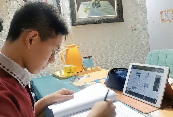 郑州49中学生线上学习 (6) 郑州49中学生线上学习 (6)